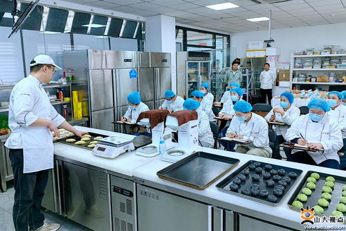 食光焕新，焙香满园——记饮食中心春夏烘焙新品发布暨学生食堂烘焙饮品技能培训